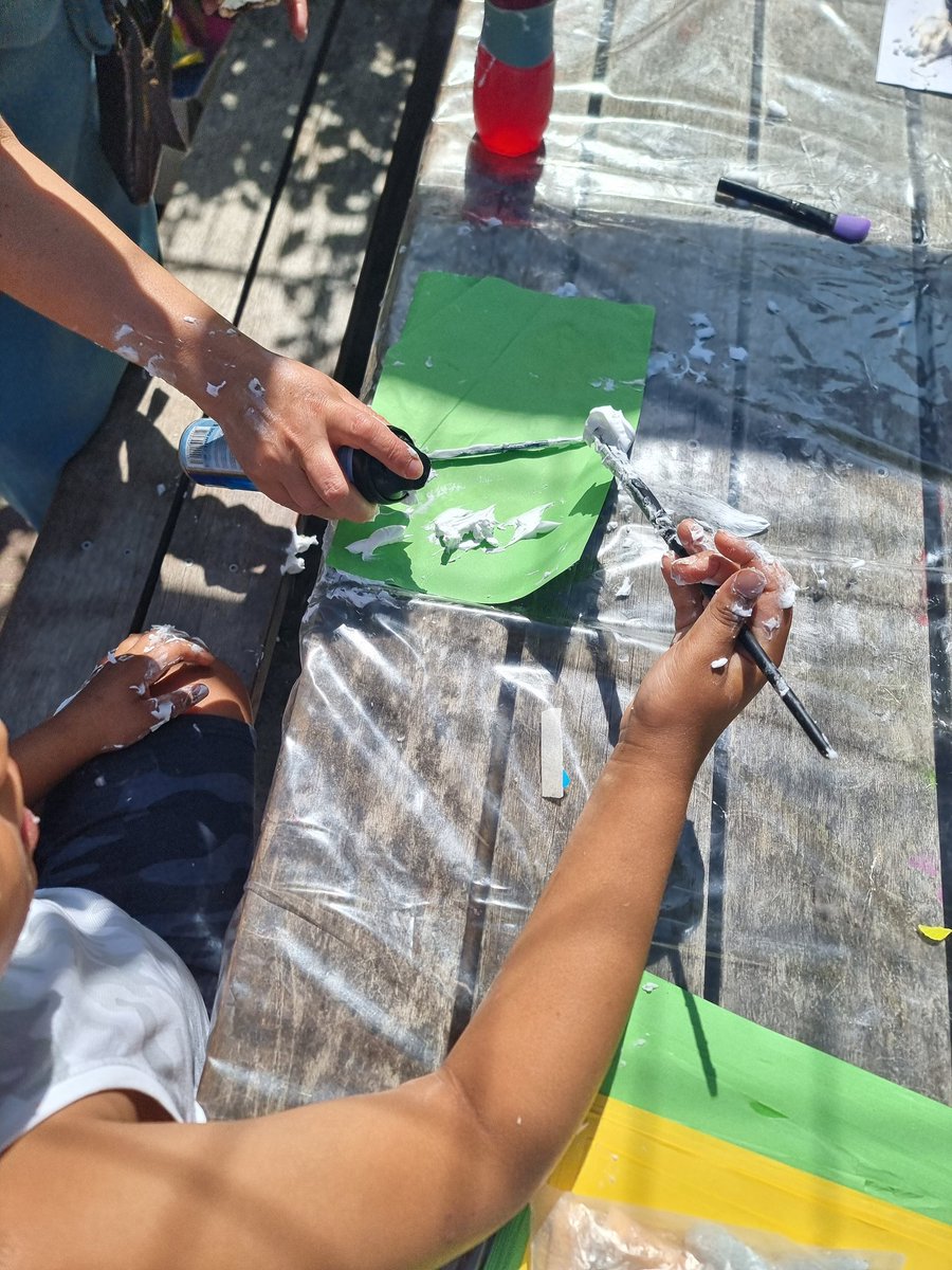 Laatste speeldag van de zomervakantie! #verfen #scheerschuim #kliederen #spelen marley's praatsessie kwam langs voor een interactief verhaal. #plezier #inclusie #samenspelen #zomervakantie wat was het een prachtige dag vol plezier! 🥳☀️🎨🤩 #natuurspeeltuindehoef #leidscherijn