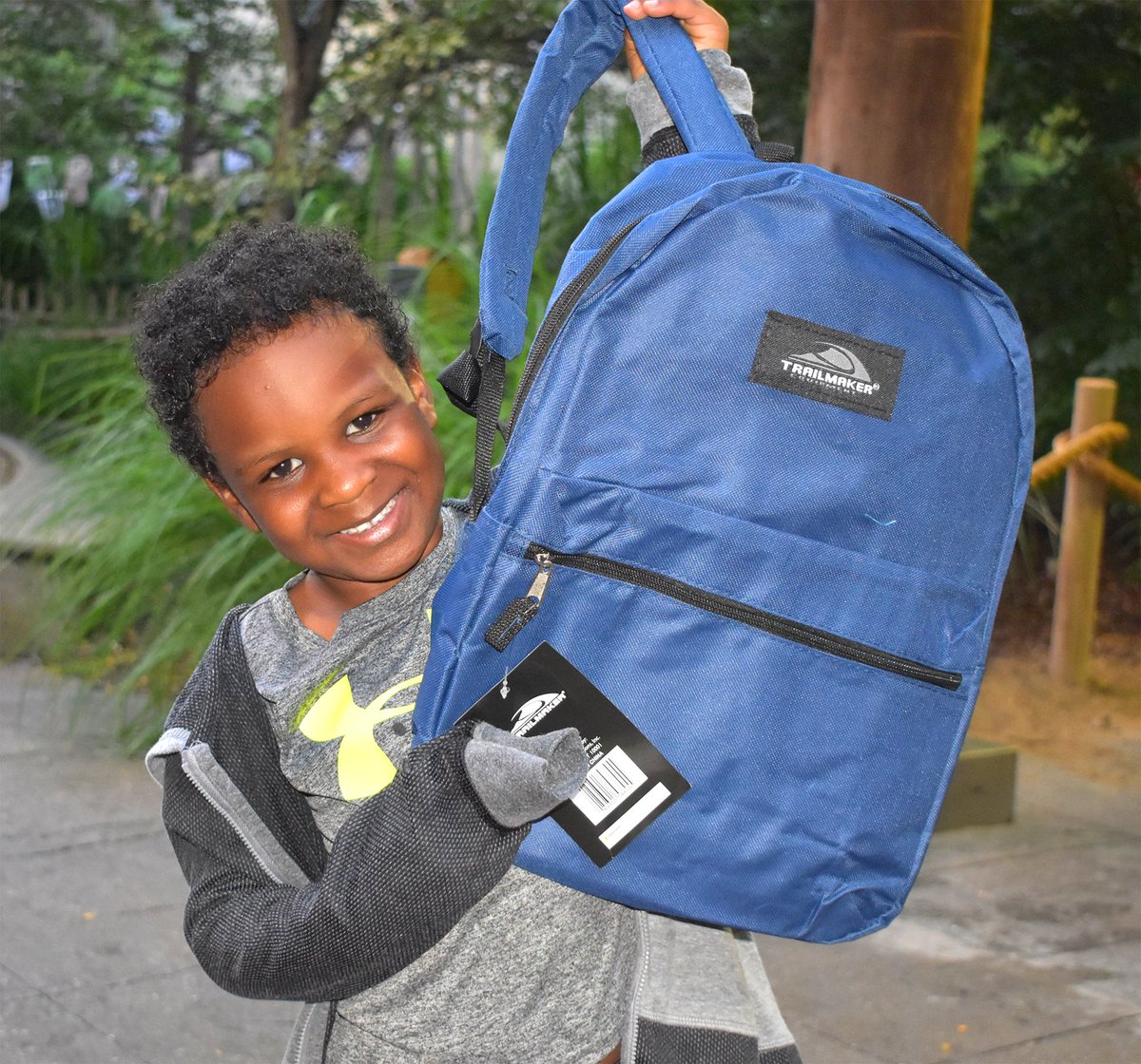 akronschools's tweet photo. Thanks to our friends and partners @AkronZoo for love and support in another successful Backpack Adventure where our many partners get together to give kids a start on school.  New Supt. Dr. Michael Robinson loved passing the packs to our students.  @AkronPublic https://t.co/m8ZHlmq0xT