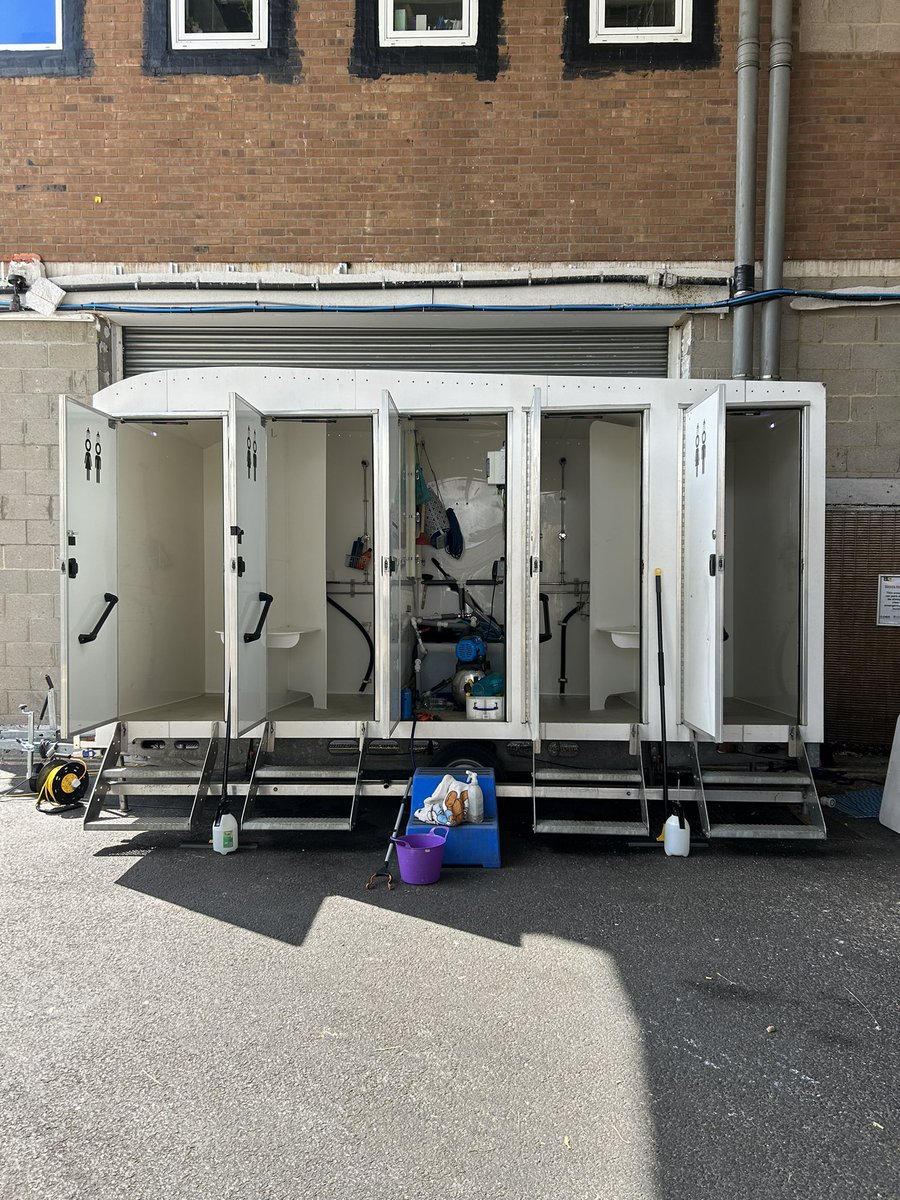 emdad07's tweet photo. #homeless pop up clinic at BLC

Source Homelessness fed 150 with @thameslifecdt

Health checks from Drs Jagan John, Nadia Saeed

@NELFT #MentalHealth @BartsHospital tested for Hepatitis

Health Team worked with volunteer barbers and showers by @showerboxldn

#thewanderinglondoner https://t.co/WrnaLELUis