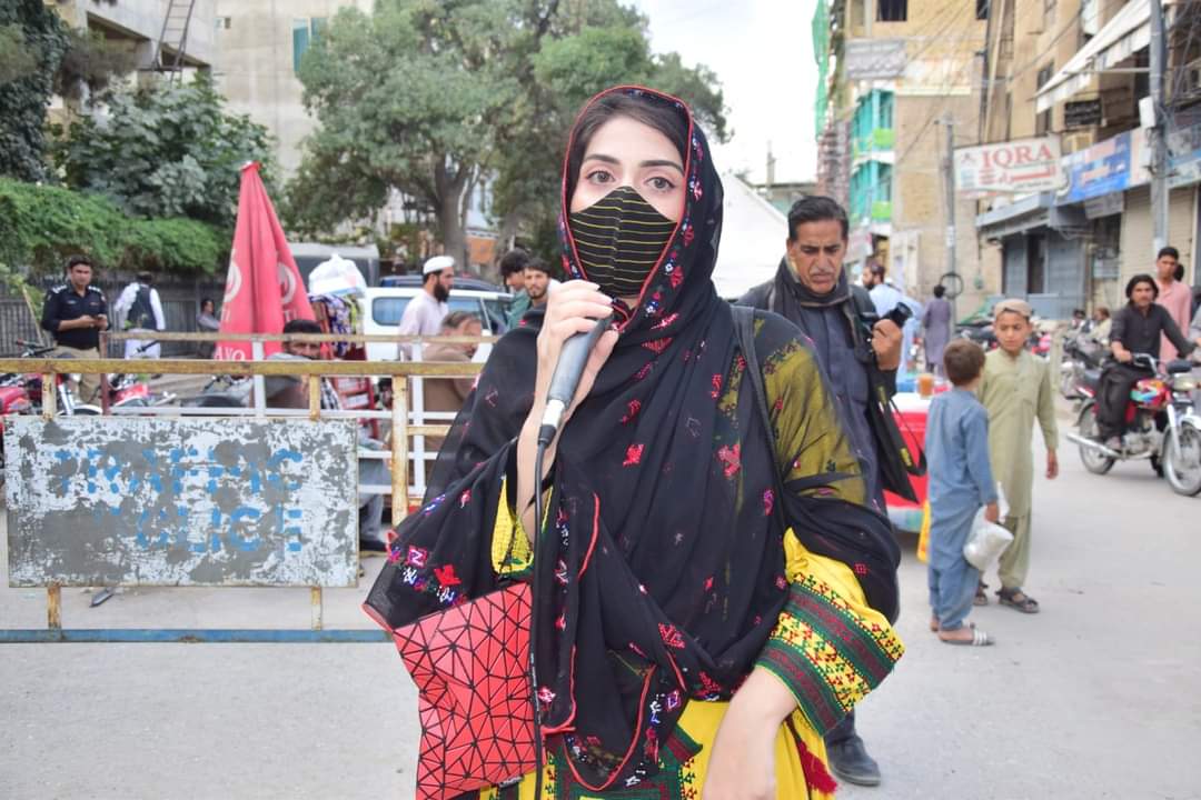 Baloch09620245's tweet photo. ہمارے  معاشرے میں جب کسی کو بزدلی کا طعنہ دیا جاتا ہے تو کہا جاتا ہے کہ چوڑیاں پہن لو، یہاں کمزوری کی علامت چوڑی نہیں ہوتی، بلکہ چوڑیوں سے منسلک عورت ہوتی ہے۔ آج یہ چوڑیاں بزدلی و کمزوری کی نہیں بلکہ بہادری کی علامت بن چکی ہیں۔
#comrade# hooran baloch #พี่กบ
#برزکوہی https://t.co/NzE3Arf4Vc