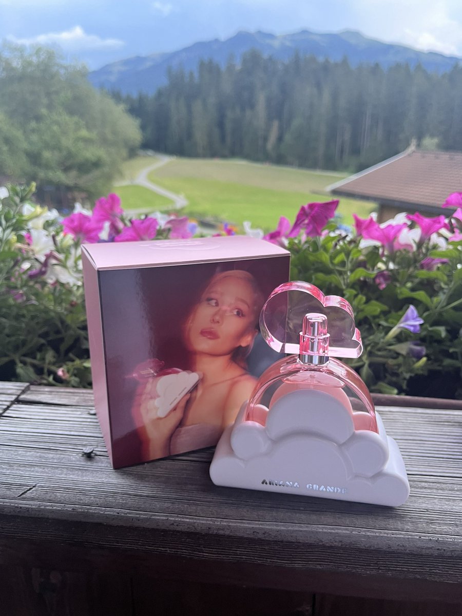 p3tal4g8's tweet photo. can’t stop looking at it !!! i’m obsessed🩷 #cloudpink https://t.co/A1Lxn4ABVm