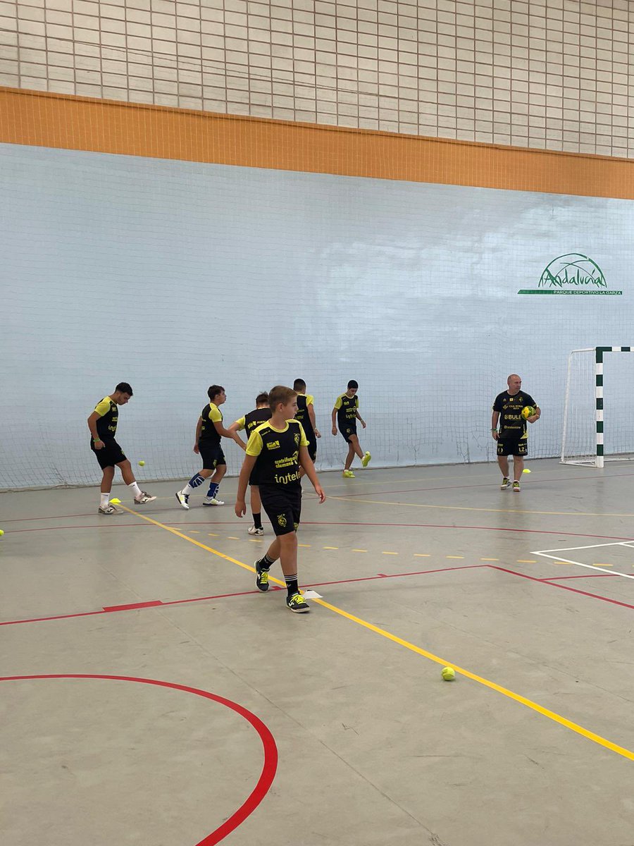 JaenFSplus's tweet photo. 💯 ¡Espectacular cuarto día en el Complejo Deportivo La Garza!

⚽️ Aprendizaje y momentos inolvidables asegurados 

 ¡Mañana clausura del campus!

#SomosJaén💛 https://t.co/5Spw0Q6sfi