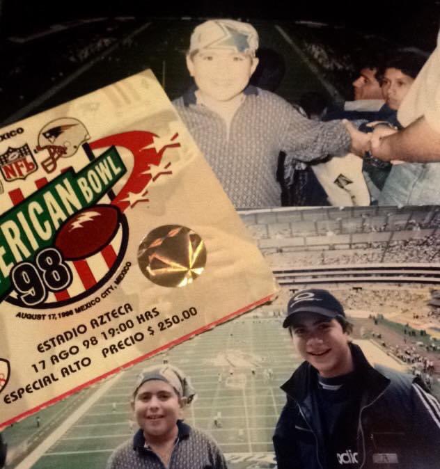 arturobenavidez's tweet photo. 🏈 Un día como hoy, hace 25 años, se jugó el American Bowl en el Estadio Azteca… Desde entonces ya andábamos amando la NFL
Por cierto el lunes vuelve el #SuperTouch 📻 de lunes a viernes 3 a 4 PM por @ 88.7 FM y @FD1340AM
Estaremos con @quiquegaray y @jonathansierrag https://t.co/yo7Y7vMbN1