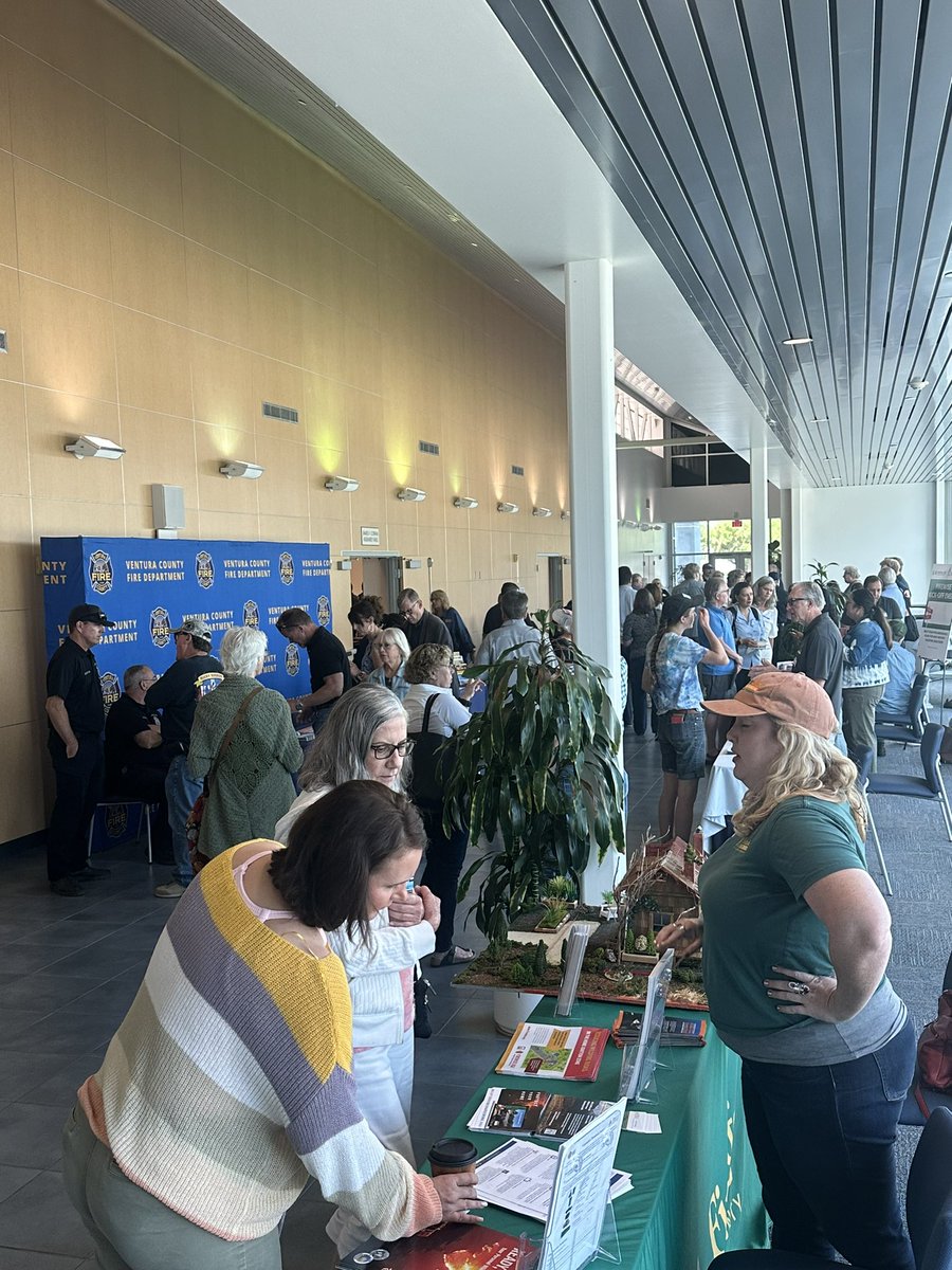 Your LAFD OVB taking an active role in your communities resilience! Today we took part in our neighboring agencies #Firewise and #FireSafeCouncil work shop providing information on what the LA City Fire Department does to increase wildfire resilience.