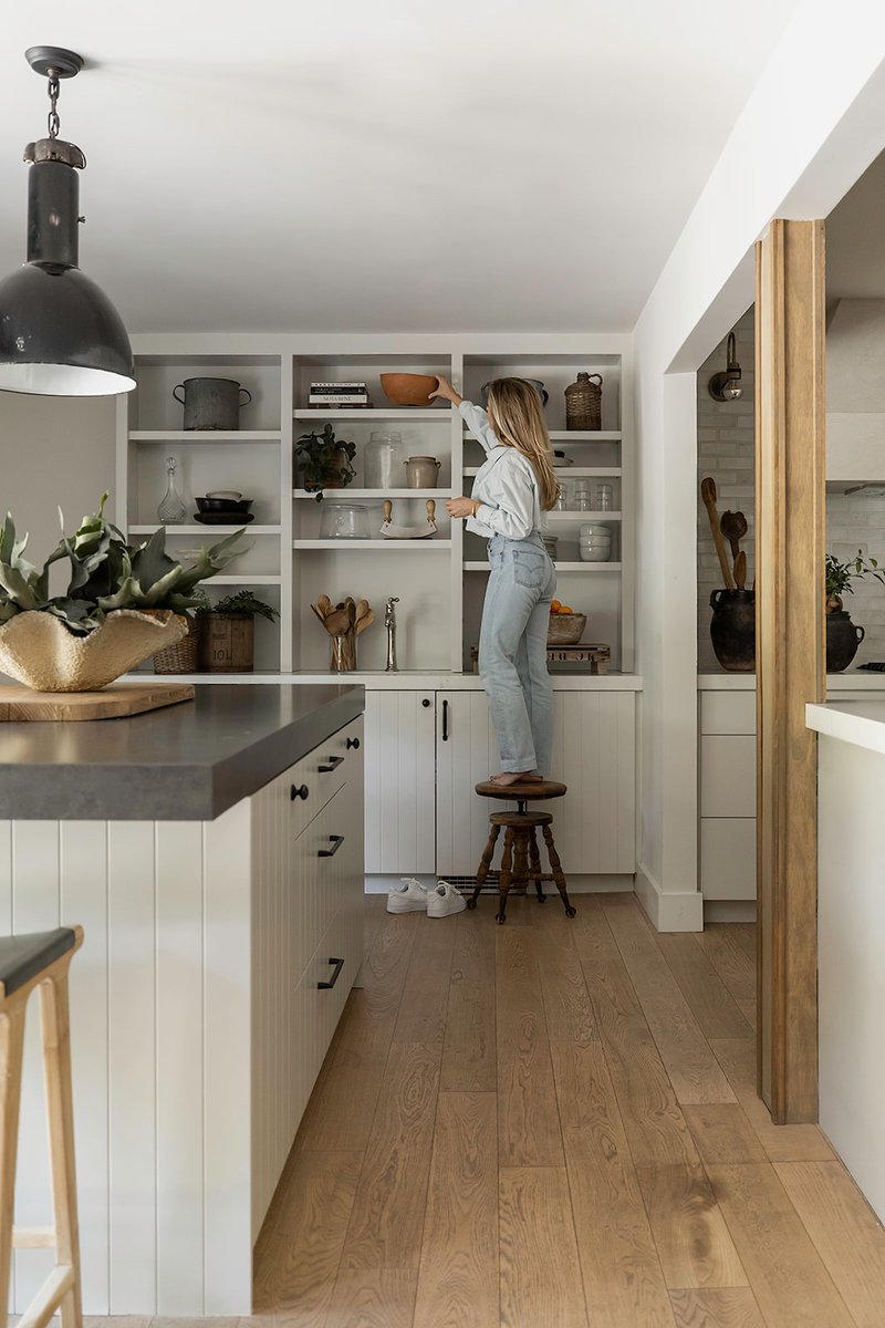 LindseyColhoun's tweet image. When you realize it’s time to invest in a step ladder. Also, if you were wondering what I’m actually using my stools for, you got your answer (though I wouldn’t recommend it).

📸 @public311design

#lindseycolhoundesign #lcd #lcdesign #lindseycolhoun #interiordesign #kitc