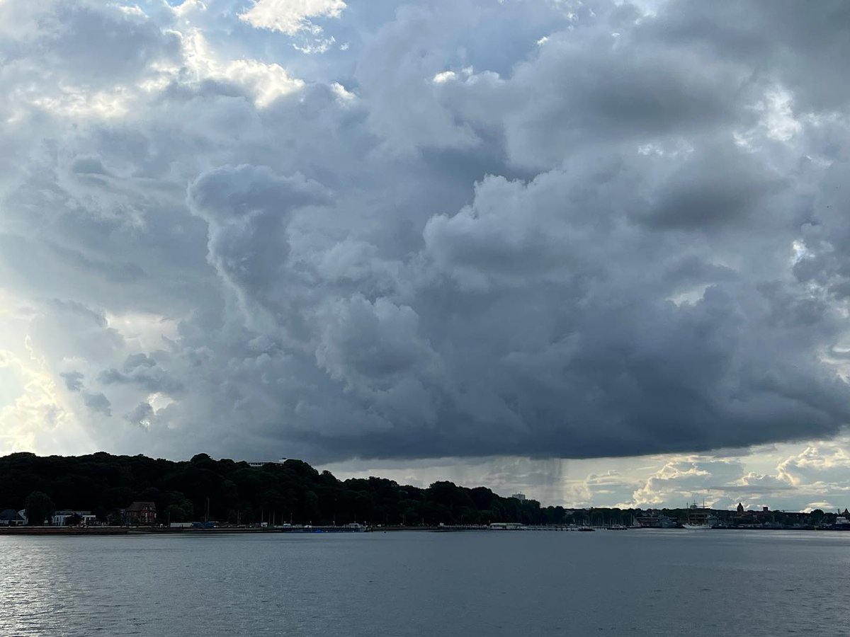 Sommer 2023 in Kiel und mal wieder Regenwolken über der #KielerFörde 🌧️