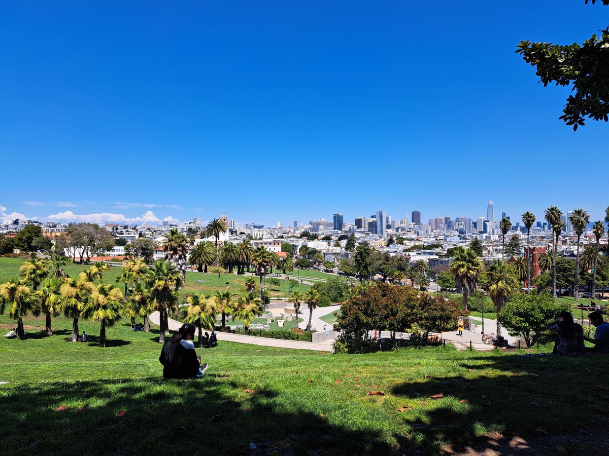 Thanks to @SamMBlau for taking us to his favorite burrito place in SF (and this beautiful park — just look at the view)! With @EWCSpotteSmith @JDietschreit @AkshaySubraman9 and Lucia from @RGBLabMIT.