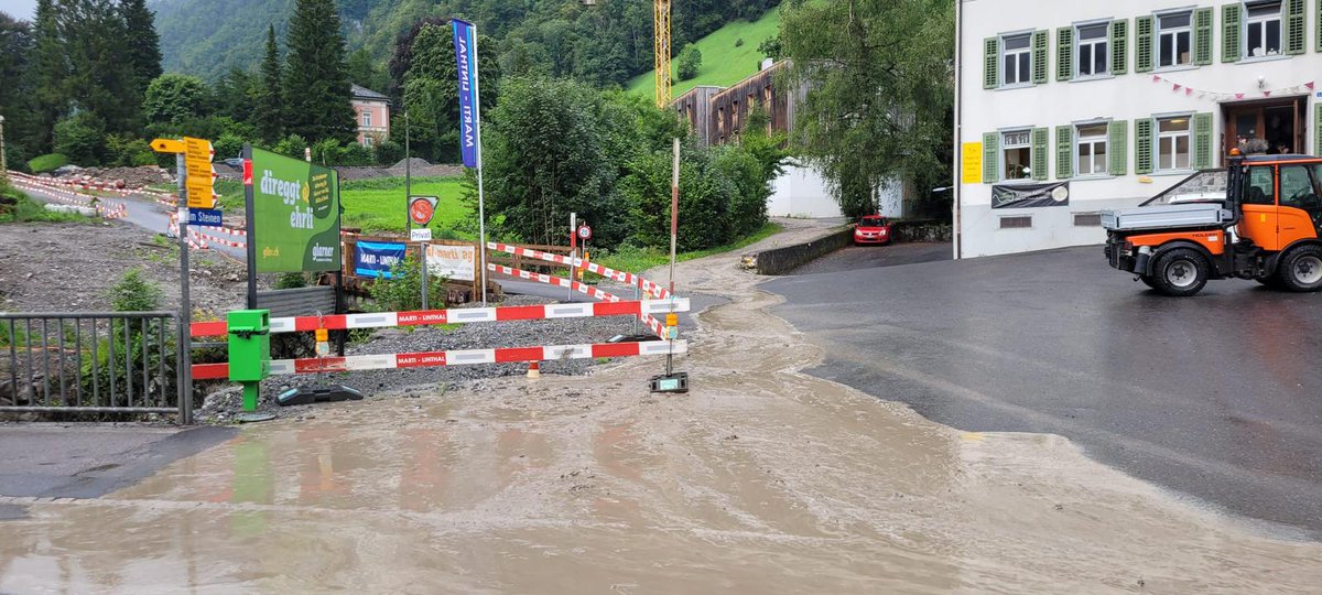 Gewitter-Chaos in Glarus Süd: Bächibach trat 2x über die Ufer. Nach gestriger Überflutung erneuter Feuerwehreinsatz, Brücken kurz gesperrt. Danke an die Einsatzkräfte! 🌧️🙏 #Unwetter #Dankbarkeit"