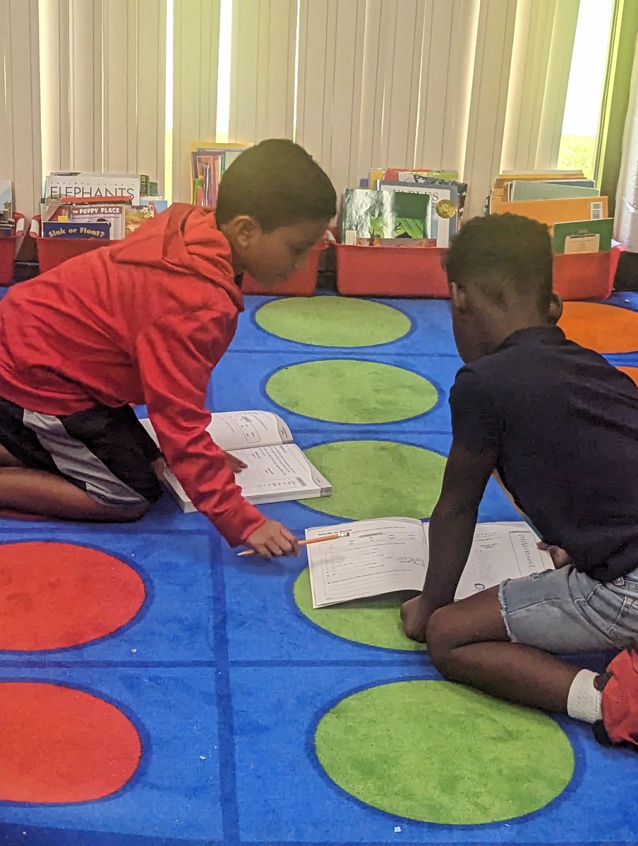 KenyattaA1913's tweet photo. Had a blast in Mrs.Holmes' class modeling a phonics lesson. These 2nd graders held each other accountable and assisted me by checking each others' work. @OAK_HCS #Earlyfinishers #Teacherassistants #studentindependence https://t.co/JFgGmPIdpr