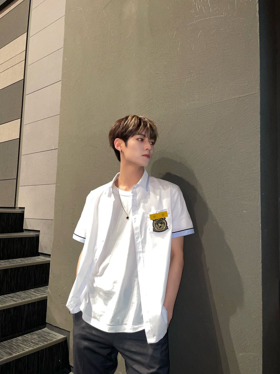 LUN8_members's tweet photo. [#이안]
매점 갈래?

#루네이트 #LUN8 #얼마면돼 https://t.co/L4rLxYakCD