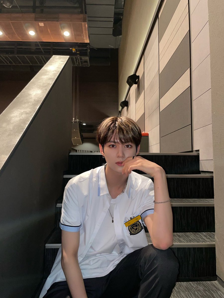 LUN8_members's tweet photo. [#이안]
매점 갈래?

#루네이트 #LUN8 #얼마면돼 https://t.co/L4rLxYakCD