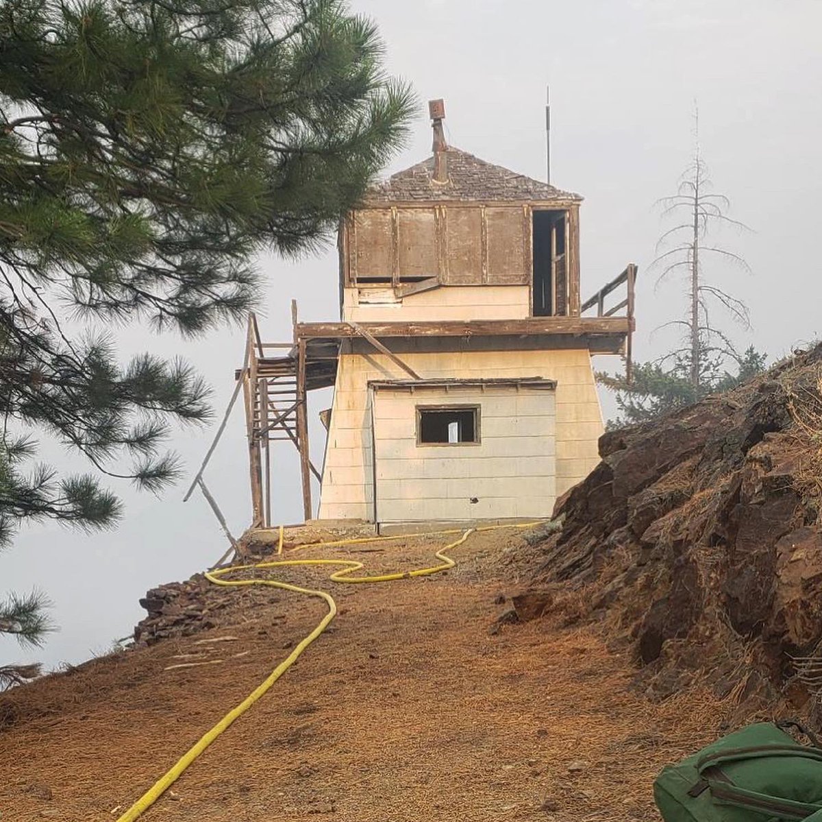 PCP_FIRE's tweet image. Yesterday #NevadaCounty sent a Type-3 Engine #StrikeTeam to the #HeadFire in #SiskiyouCounty. Before units arrived at the Head Fire they were diverted to the #ScottFire in the #FortJones area for immediate need structure protection in a remote area of the wilderness #PCPFire