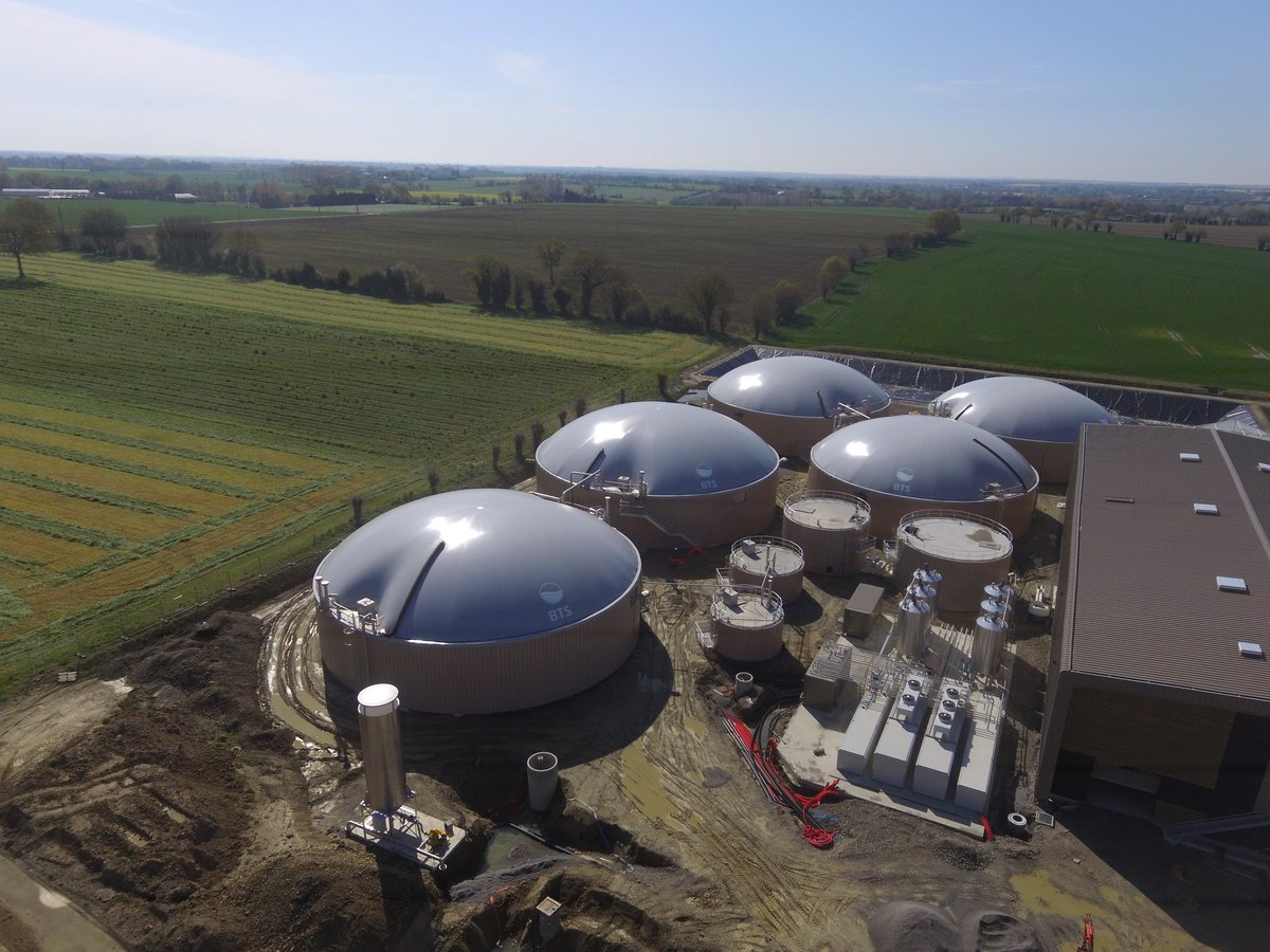 12 années après les premières études de faisabilité, Oudon Biogaz à injecté ses premiers M3 de gaz le jeudi 10 Août. Les 70 exploitations associées vont fournir leurs effluents d'élevage, (89% du gisement de 140 000 T) pour un objectif de production de 600Nm3/h de biogaz.