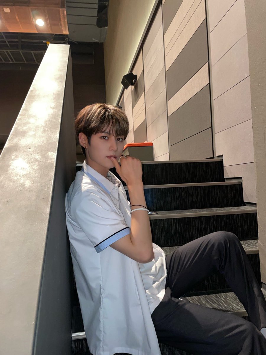 LUN8_members's tweet photo. [#이안]
매점 갈래?

#루네이트 #LUN8 #얼마면돼 https://t.co/L4rLxYakCD