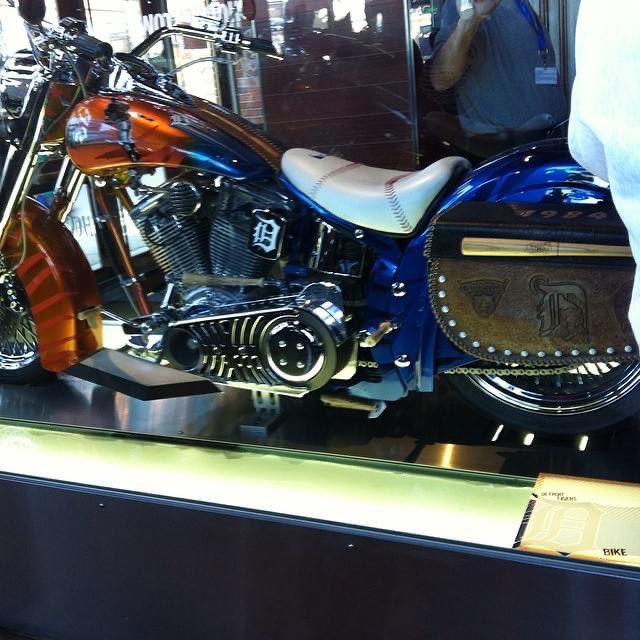 albutala's tweet photo. I was in love with this bike @hockeytowncafe 
•
•
#HockeyTown #cafe #HockeyTownCafe #Detroit #Michigan #DetroitMichigan #BeforeTheGame #TBT #ThrowbackThursday #picture #photo #LGRW #bike #hockey #DetroitRedWings #RedWings #friends #restaurant #food #eating #rides #RememberWhen #NHL #NationalHockeyLeague