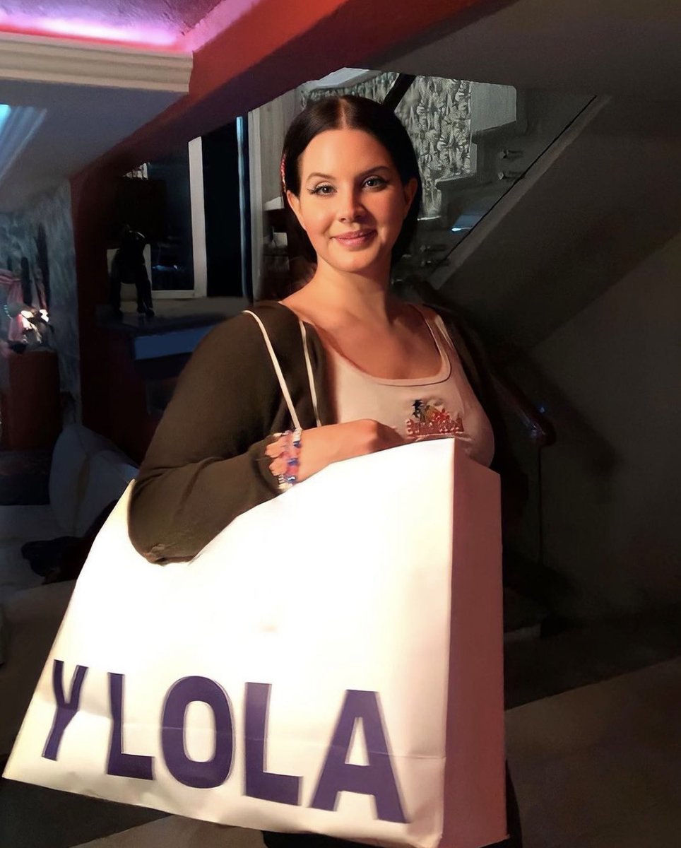 LDRCRAVE's tweet photo. Lana del Rey looking beautiful after finishing her last show in Mexico ❤️❤️❤️ https://t.co/iJkVoYWPNI