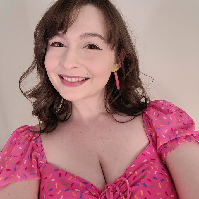 My birthday photoshoot is scheduled up for my paid OF page! I took over 200 photos 😅 Join now if you'd