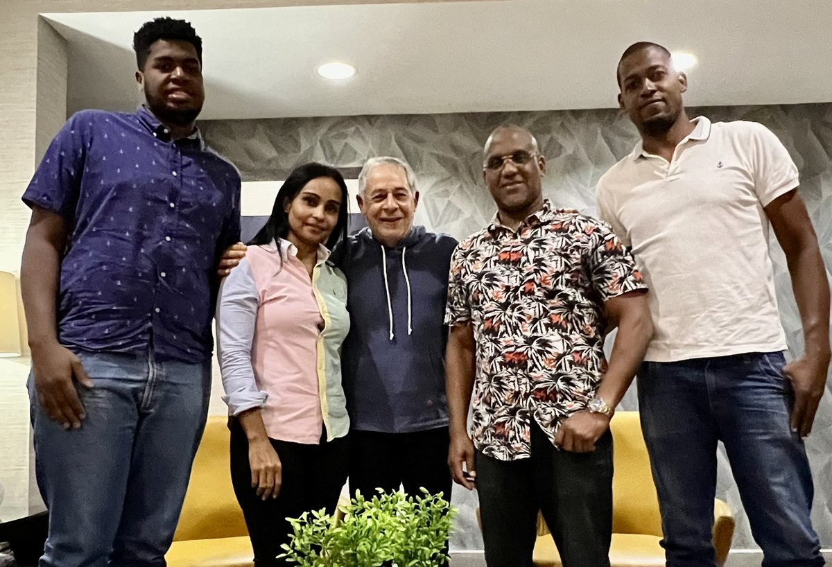 SalcedoGRoberto's tweet photo. Una mañana enriquecedora, recibimos  a líderes comunitarios, precandidatos y dirigentes deportivos y culturales, hoy nos visitaron comisiones de Herrera, Los Alcarrizos y DistritoNacional. Gracias por la visita. https://t.co/7y07TVNYva
