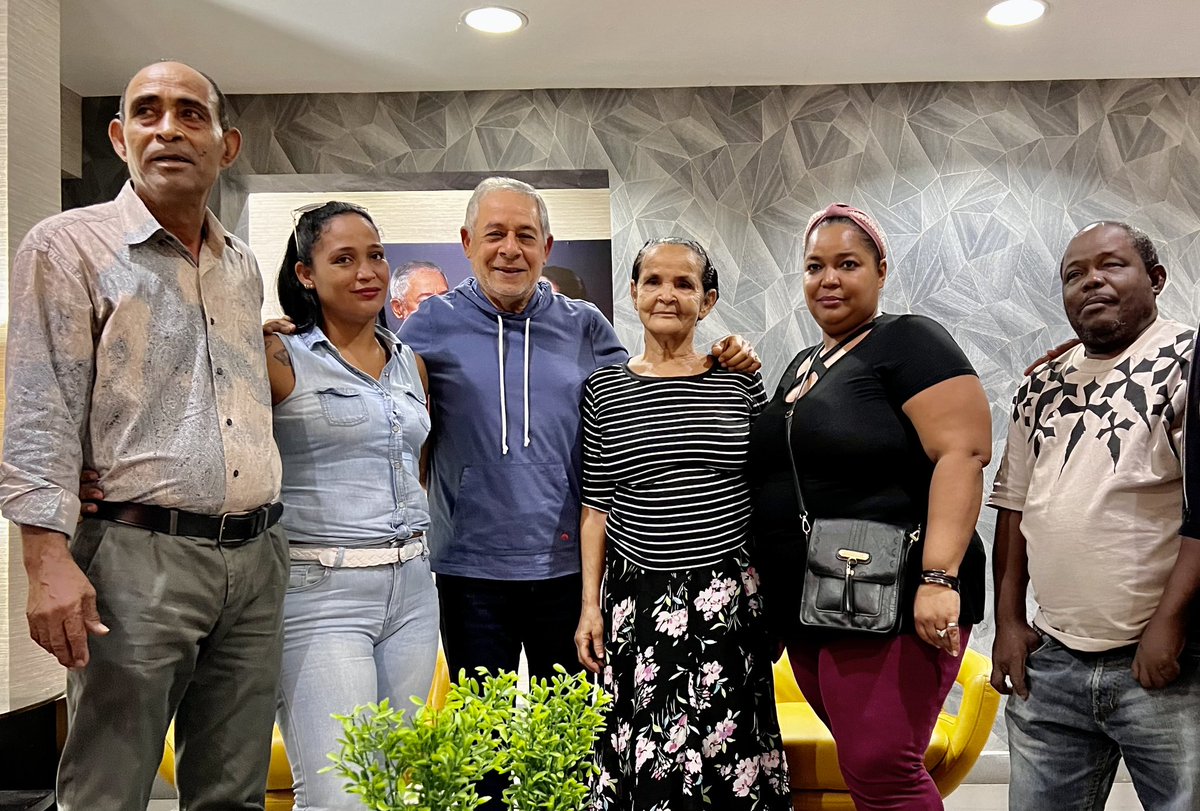 SalcedoGRoberto's tweet photo. Una mañana enriquecedora, recibimos  a líderes comunitarios, precandidatos y dirigentes deportivos y culturales, hoy nos visitaron comisiones de Herrera, Los Alcarrizos y DistritoNacional. Gracias por la visita. https://t.co/7y07TVNYva
