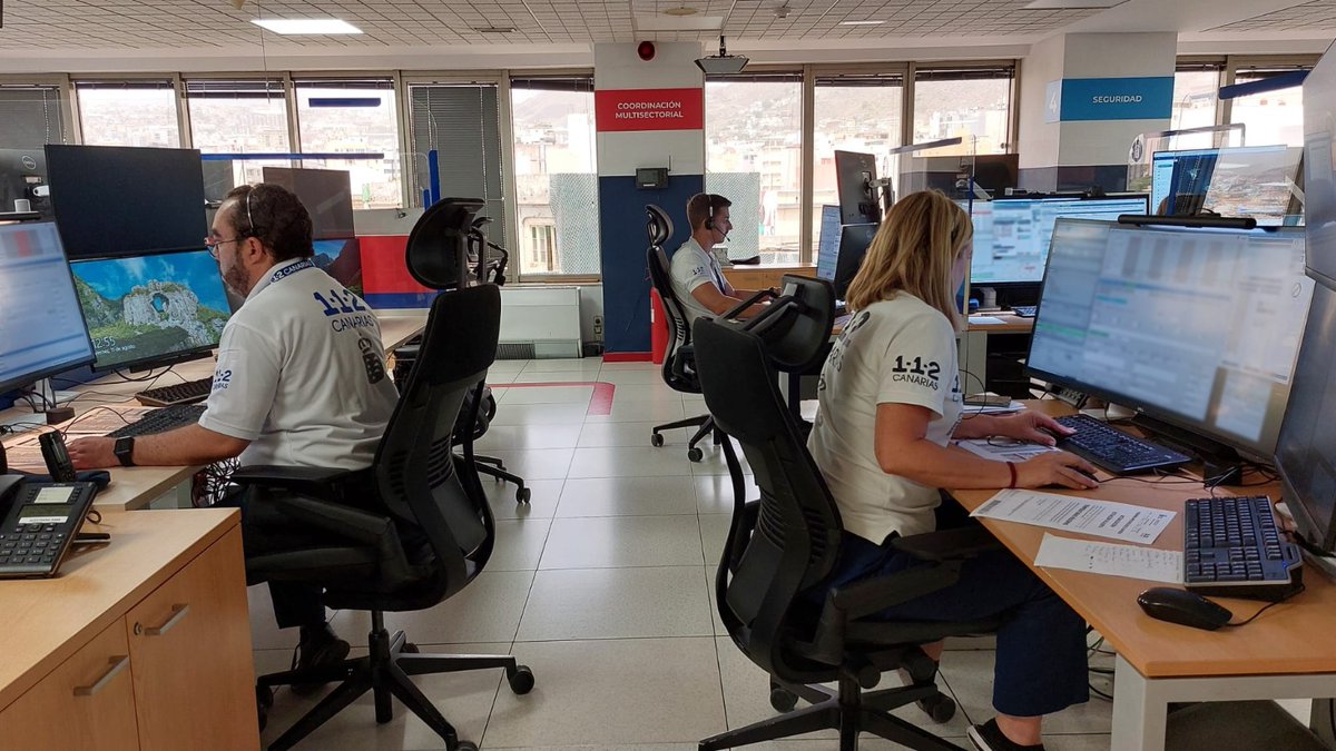112canarias's tweet photo. 🚨 Desde el centro coordinador @112canarias se gestiona la respuesta del #INFOCA al #IFArafoCandelaria, mientras se atienden las emergencias del archipiélago.

ℹ️ Recuerda: Las llamadas para solicitar información deben hacerse al teléfono 012. 

🤝Gracias por colaborar. https://t.co/aYb3FrsJ94
