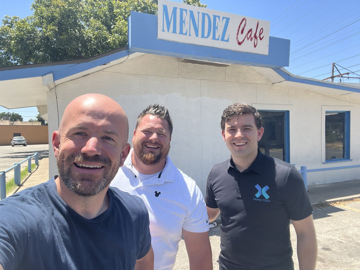 Just a handful of BYU twitter OGs eating an elite Mexican meal. Next time we get <a href="/SheaSerrano/">Shea Serrano</a> to buy. 

<a href="/rytras/">Ryan Rasmussen</a> <a href="/KalanisCalves/">Spencer</a>