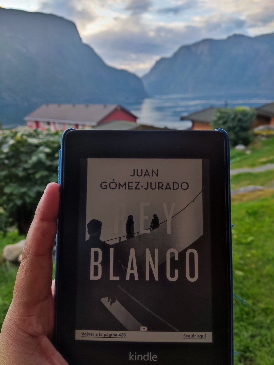 Pensaba que #ReyBlanco me iba a durar todo el viaje pero me lo he fundido en tres sentadas. 

@JuanGomezJurado escribe como nadie, los capítulos vuelan y ahora necesito más!!

Por supuesto continuaré con #TodoArde que lo tenía en la recámara 😊