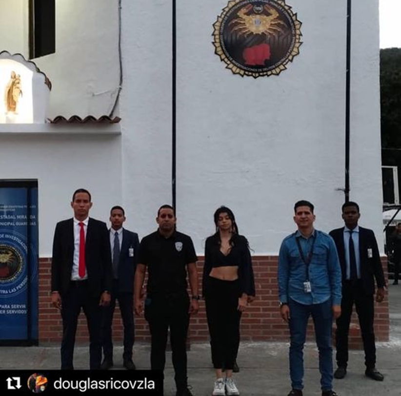 Funcionarios del Cicpc hallaron sana y salva a una menor de 14 años que había sido reportada como desaparecida por sus familiares del Conjunto Residencial Alto Grande de Guatire,edo Miranda.
La menor estaba en las adyacencias del Centro Comercial Millenium,Los Dos Caminos,Caracas