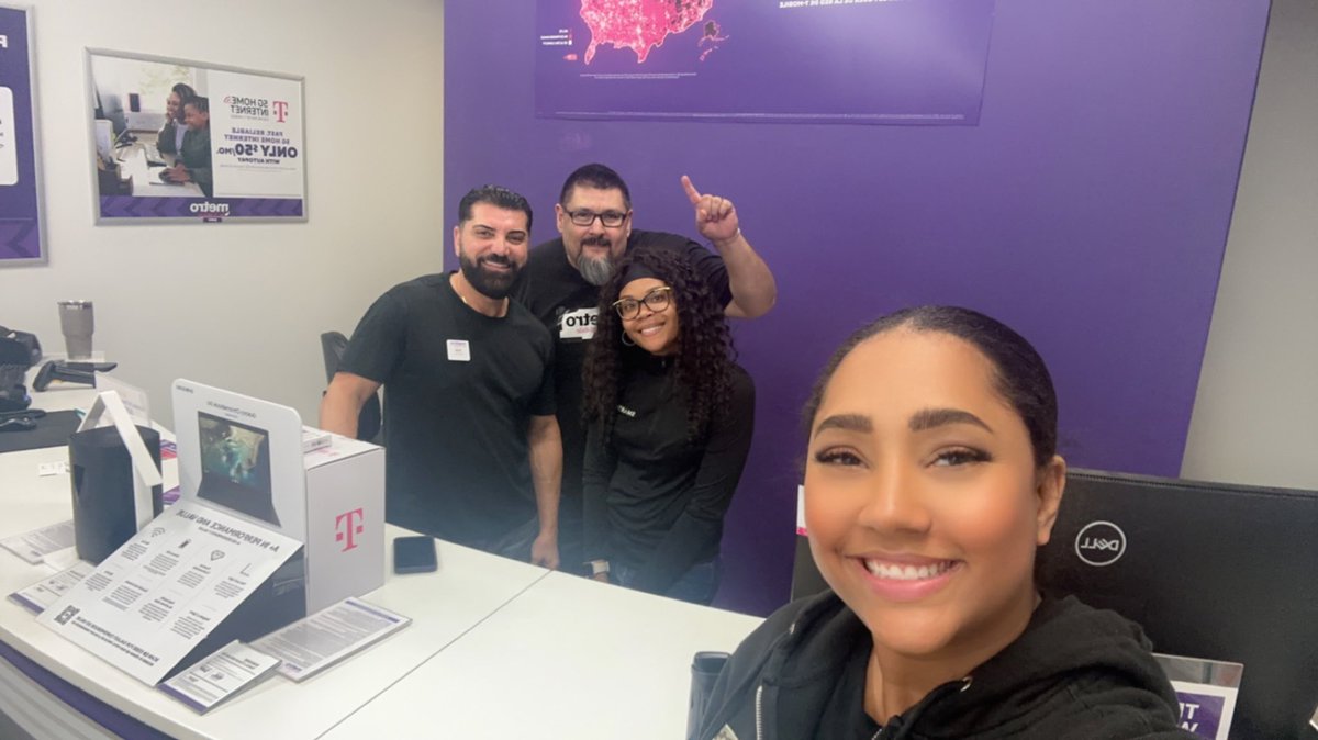 #NadaYadaYada day and we are here with @MonaeHamner from SmartPay with new hire Sam here dropping some knowledge here at 28680 Dequindre Road in Warren!! Come see Sam for awesome deals!!! @WinstonAwadzi @thayesnet @MetroByTMobile #nadayadayada #phonedeals #SmartPay