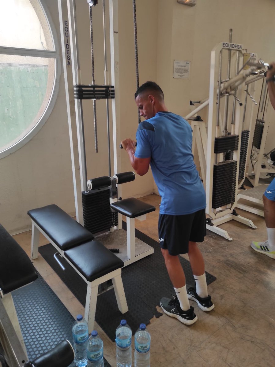 Melistar_FS's tweet photo. Entrenamientos físicos, entrenamientos tácticos, pero que no falte una buena sesión de gym!!
#masfuertesqueelvinagre https://t.co/6wXdOckGVE