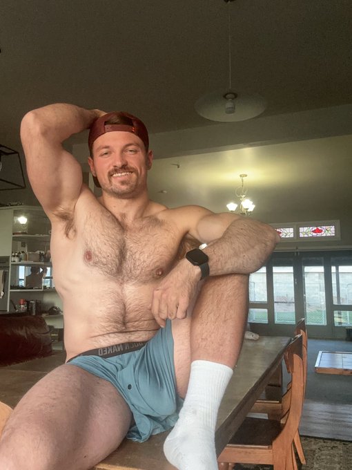 Where did your eyes go first? 😈 https://t.co/aI5yE1e2Hv