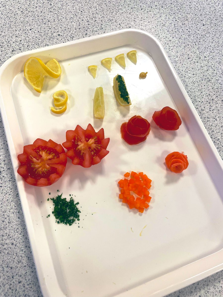 HolyRoodFTT's tweet image. Today we welcomed our Senior Practical Cookery learners back to the department with a garnish challenge workshop🔪👩🏽‍🍳👨🏼‍🍳 #skillchallenge #skillsonshow
