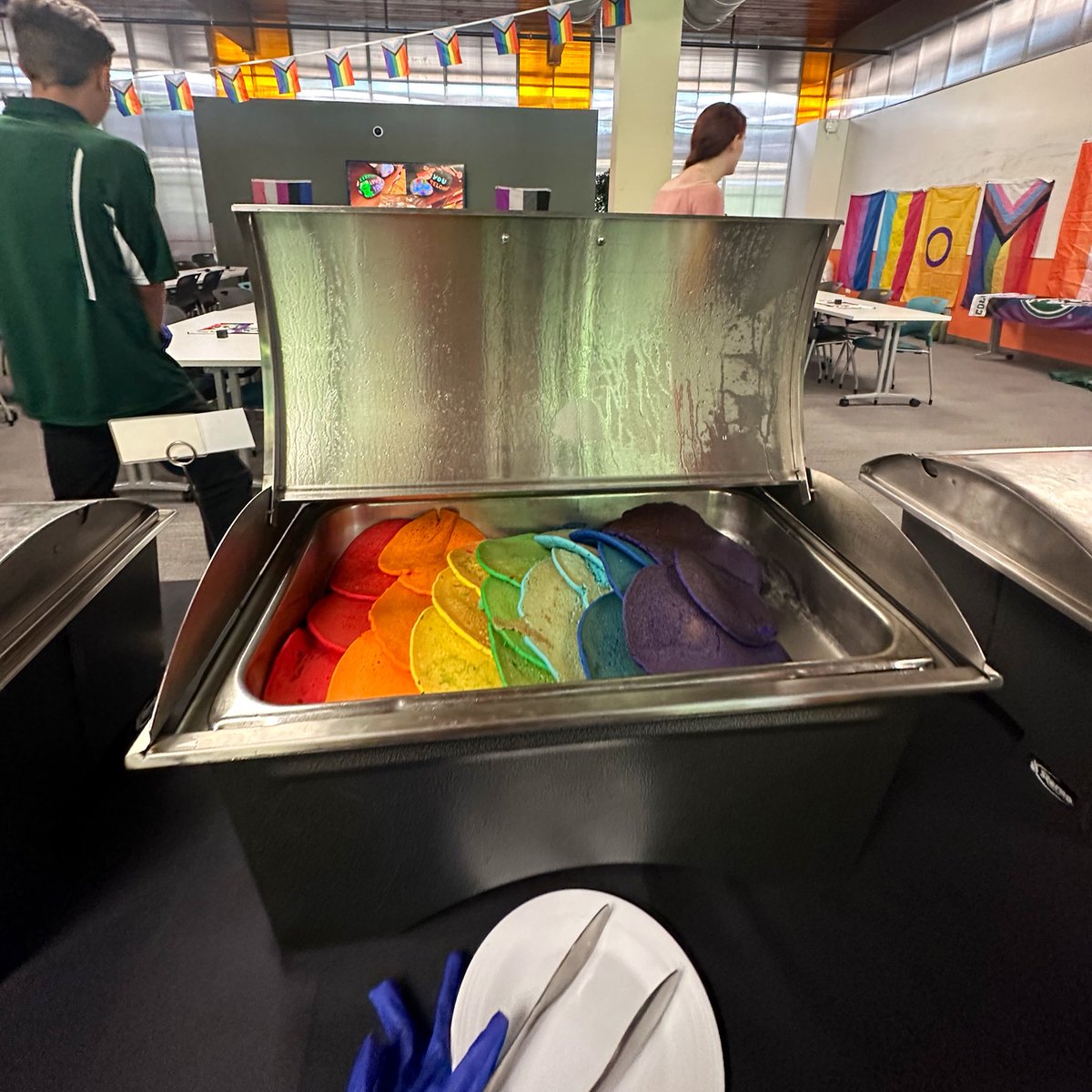 volunteered for <a href="/CSUPrideRC/">Pride RC</a>’s pancake breakfast this morning and i got to serve RAINBOW pancakes to all the new students! 🌈