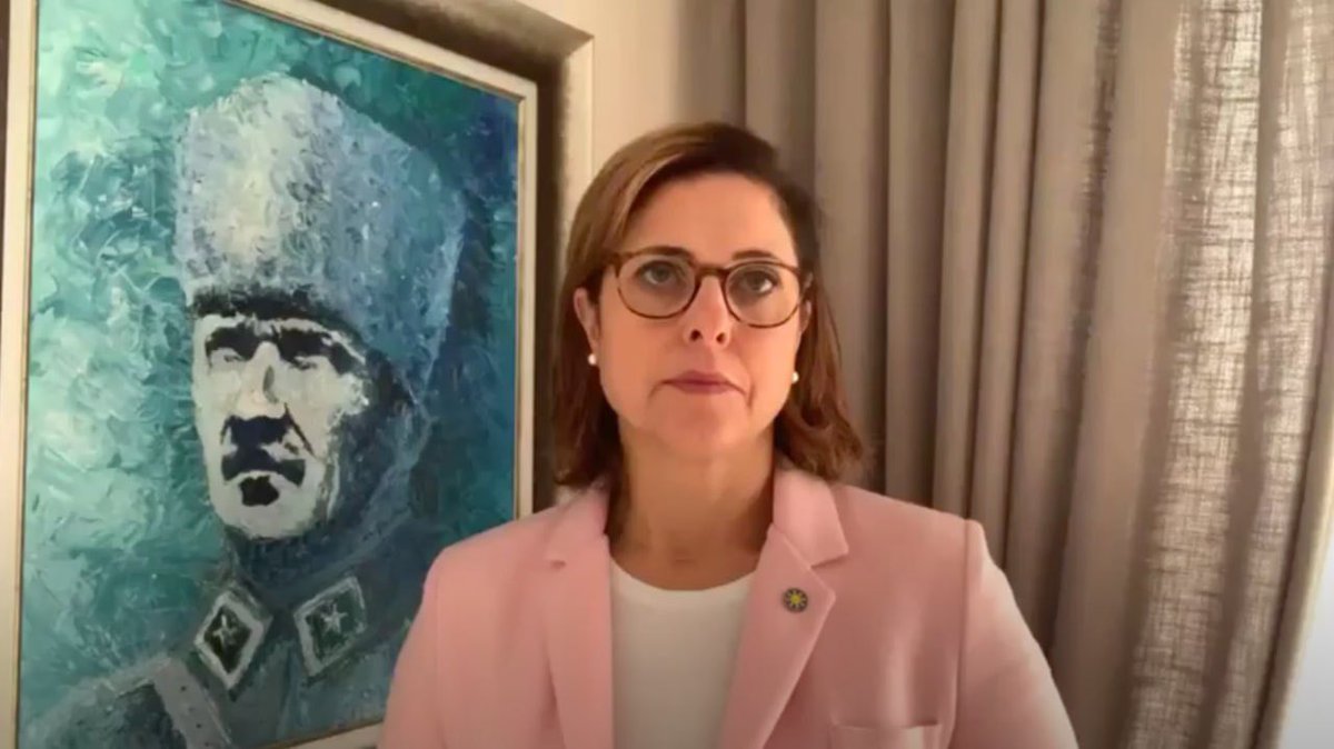 🔴 Esad propagandası yaparak, Türkiye'de halkı mültecilere karşı kışkırtan Demokrat Parti Göç Politikaları Başkanı İlay Aksoy'un; Kıbrıs'taki savaştan kaçarak Avustralya'ya sığındığı, İngiliz Kraliyetine bağlılık yemini ederek vatandaşlık aldığı ve 30 yaşında Türkiye'ye geldiği