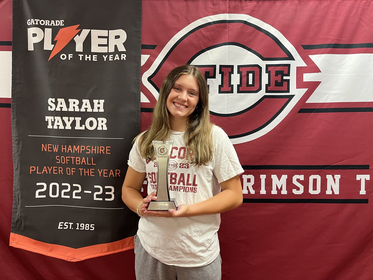 Sarah gets the hardware🏆!! Congrats to the Gatorade POY. Roll Tide!!