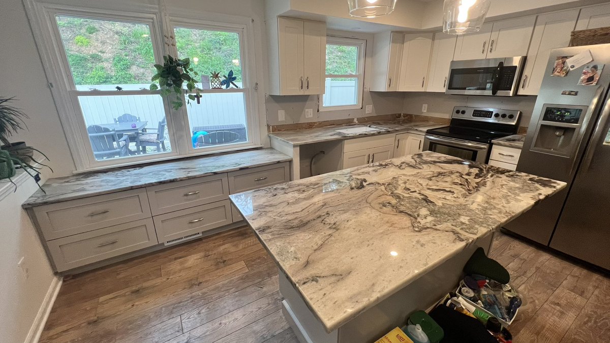 GFgranitellc's tweet image. Check out one of our latest kitchen installs using Portinari Quartzite! It created a beautiful kitchen atmosphere!

#goodfellasgranite #kitcheninstall #countertops #quartzite #homeupgrade #popular #suggestedforyou