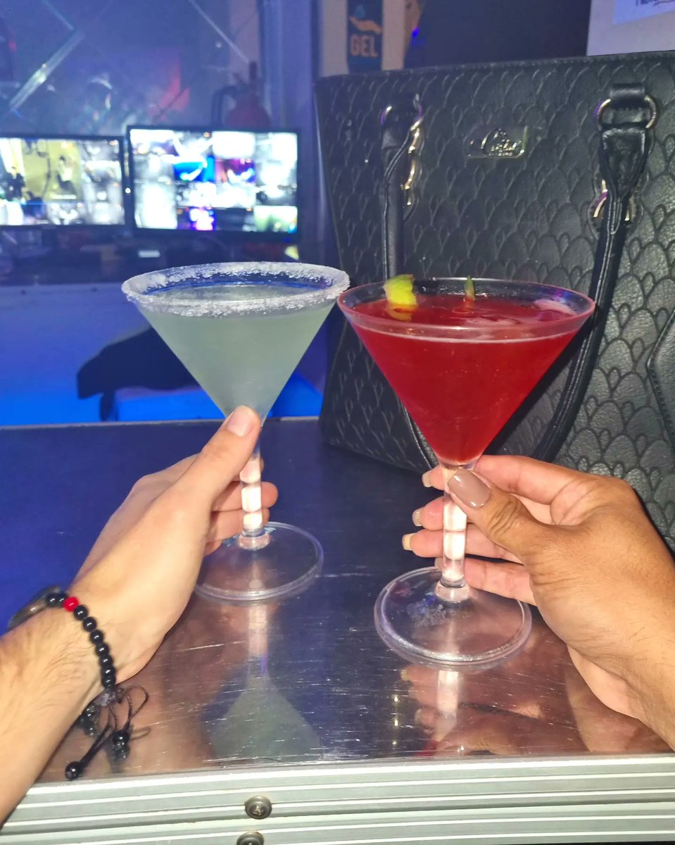 RoxanaAndreaBas's tweet photo. Linda noche en cuenca, mucha fiesta, lindos todos 💃🥂🥳🍹🍸
#selfie #selfietime #cuencacity #nidia #discoteca #club #cocteles  #party #cuencaecuador #cuenca #ecuador #viajar #amorproprio #bella #linda #hermosasmujeres #chicaslindas #mujerestrans #transEcuador🇪🇨 #translatina https://t.co/dPi76yOa5j