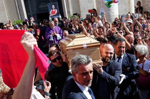 zazoomblog's tweet image. Vietato criticare la santificazione della Murgia. Lo scontro tra cattolici - #Vietato #criticare #la santificazione zazoom.it/2023-08-17/vie…