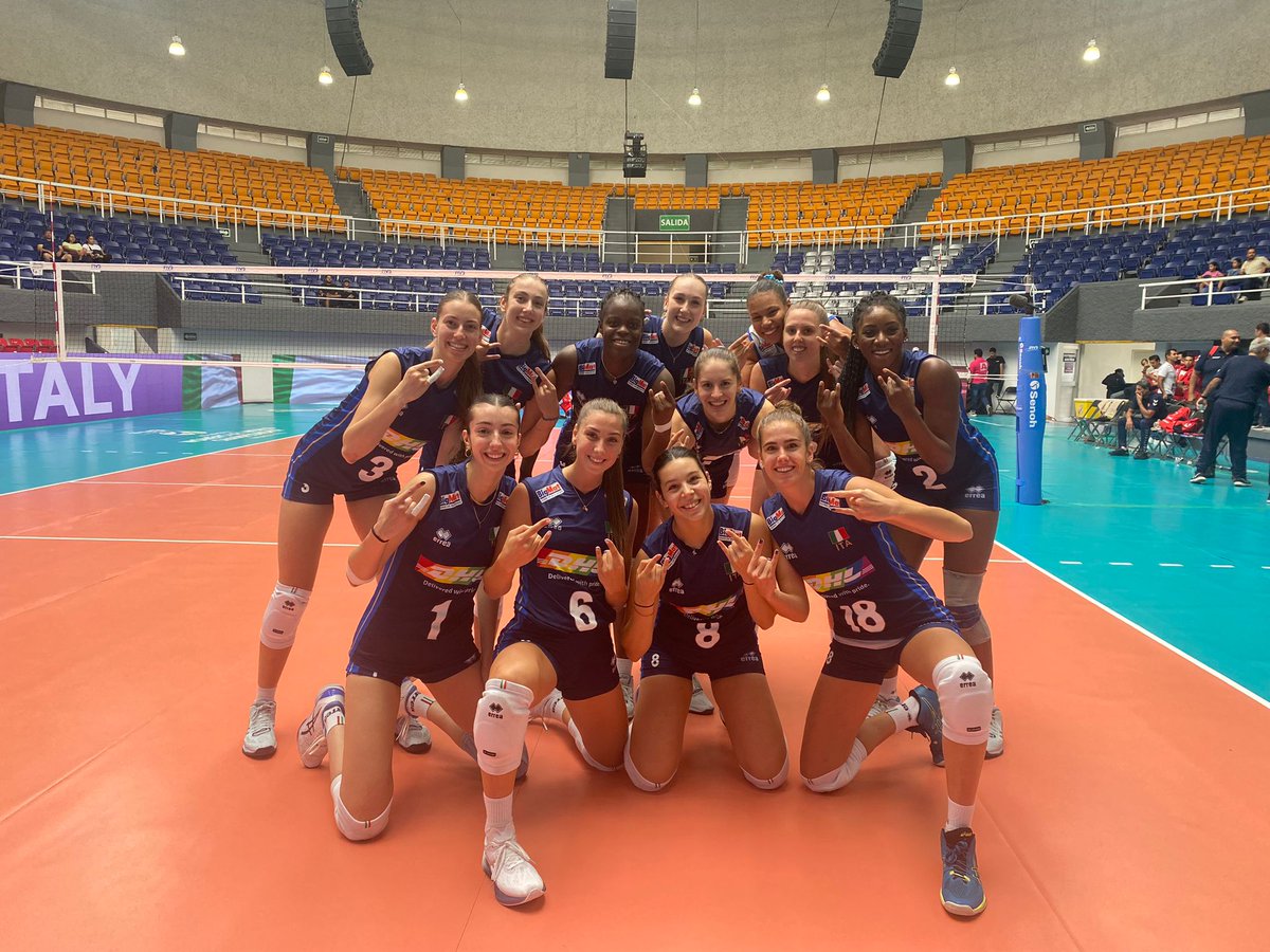 Federvolley's tweet photo. #๐
๐๐๐๐๐ข๐ซ๐ฅ๐ฌ๐๐๐
Esordio vincente delle #azzurrine๐! ๐
Nel primo match l'Italia ๐ฎ๐น ha battuto
3-0 la Tunisia ๐น๐ณ
Domani alle โฐ 19.00 la Nazionale #Under21F affronta la Repubblica Dominicana ๐ฉ๐ด
La news โก๏ธ https://t.co/oHZbTQqsMv
@volleyballworld | #fivbworldchampionship https://t.co/QcyiBAOvxK