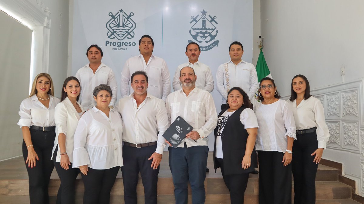 Esta mañana en Sesión Solemne de Cabildo presenté los logros del 2do año de resultados, ante mis compañeras y compañeros regidores del H. Ayuntamiento y el Secretario de Acuacultura y Pesca, Rafael Combaluzier, en representación del gobernador <a href="/MauVila/">Mauricio Vila</a>.