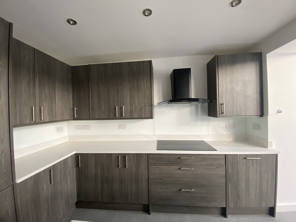 IL_Glass's tweet photo. A few pictures of this lovely white toughened #splashbacks we fitted today to finish off this stunning kitchen. #glazier #kitchendesign #kitchendecor #glazing https://t.co/ljCgmh1Db9