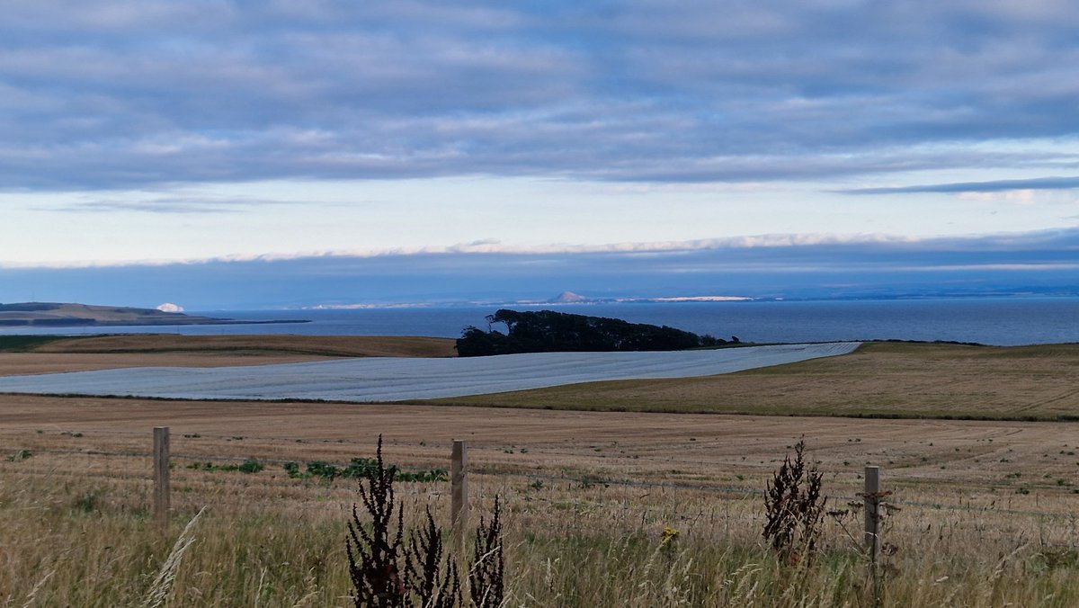 twinclaire74's tweet image. Another stunning view over the Forth to the Bass Rock and East Lothian from #UpperLargo zoom in!