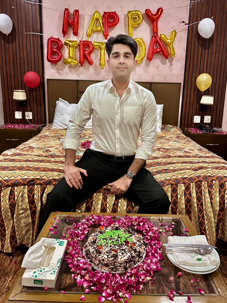 AliAhmadAwan_'s tweet photo. آج 18 اگست 2023 کو زندگی کے 24 برس مکمل ہوئے۔
مجھے لکھتے ہوئے بہت خوشی ہو رہی ہے کہ مجھے آپ جیسے بے شمار دوست اور محبت کرنے والے ملے ہیں....بہت شکریہ آپ سب کی  چاہتوں کا❤️
ہمارا جنم دن ۔۔۔۔۔ اگر اس روز ہمارا احساس نہ جاگے ایک پل کو بھی یہ خیال نہ آئے کہ ہم کیوں اس دُنیا میں آئے؟ ہماری تخلیق کا مقصد کیا تھا؟ تو اس سے بڑی زیادتی اپنے آپ کے ساتھ اورکوئی نہیں 
سالگرہ کے بعد آنے والا اگلا دن ہمارا ایک نیا جنم دن ہوتا ہے جس میں آنے والے سال کے خواب ہمارے ساتھ آنکھیں کھولتے ہیں
 ماضی کی یاد میں ٹھنڈی آہیں بھرنے والے نہ صرف حال سے مطمئن نہیں ہوتے بلکہ مستقبل کے وسوسے اوراندیشے بھی کسی پل چین نہیں لینے دیتے۔ اپنے حال میں جینا سیکھیں