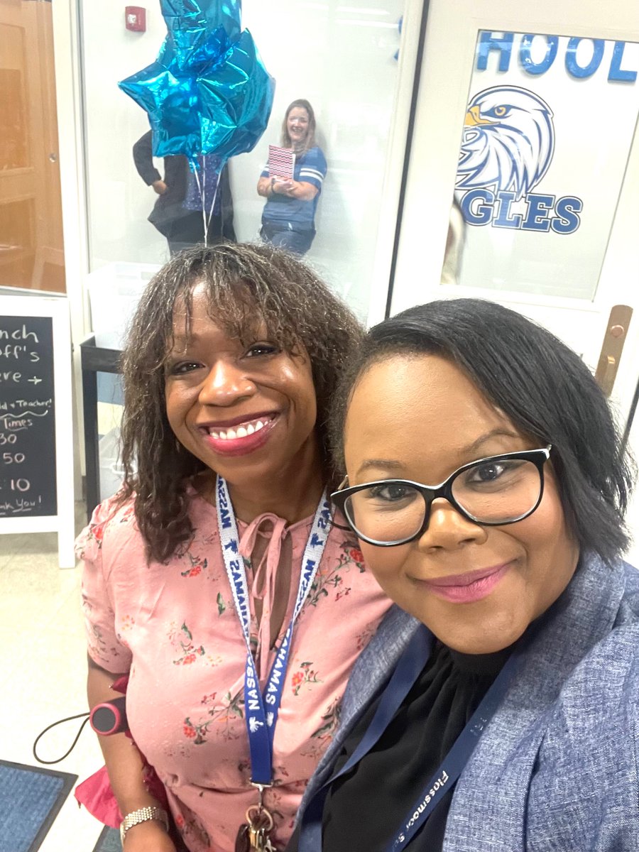 EMcNeil07's tweet photo. Happy First Day of School Flossmoor Hills! The rain could not stop the smiles and excitement of our students! https://t.co/qPSSMpk390