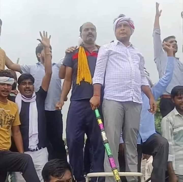 AbhishekMeena__'s tweet photo. जब सामने तानाशाह हो तो लठ्ठ उठा लेना चाहिए ,, बारां के तानाशाह सुनले अभी तो ये शुरुआत हुई ह ,, अगर दुबारा आदिवासी , दलित , किसान और जवान को दबाने की कोशिश की तो ये लठ्ठ रुकने वाला नहीं ह ,,,
#दिनेश_झारखंड_को_न्याय_दो 
#हाडोती_मांगे_नरेश 
@SachinPilot @NareshMeenaINC https://t.co/v1zufdTIOH