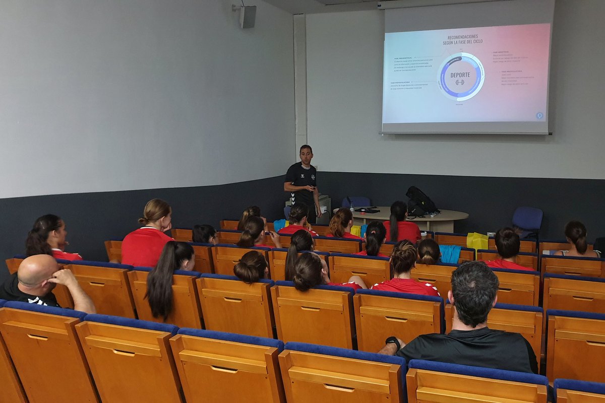 🔊 PRETEMPORADA: Nuestro preparador físico <a href="/GuillermoMP_/">Guillermo</a>  de <a href="/Strongenos/">StrongEnos</a> ha dado una charla sobre nutrición y salud hormonal a nuestras #GuerrerasZuazotarras Aspecto muy importante y necesario para prevenir lesiones y mejorar su calidad de vida! 💪💪💪 #AupaNeskak
#ZuazoGara
