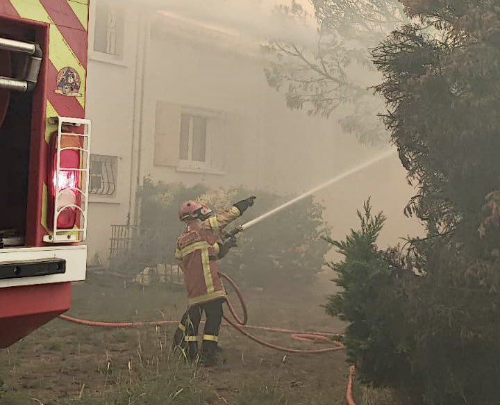 riisc_1's tweet image. #FeuxDeForêt🔥| Bilan de l’intervention des #militaires de l’#UIISC1 sur le feu de Saint-André (66), engagés du 14-16 août en renfort des sapeurs-pompiers et moyens aériens :
2️⃣ mises en sécurité de personnes 
1️⃣6️⃣ défenses points sensibles
2️⃣,5️⃣ Km retardant
1️⃣,3️⃣ Km pare-feux
