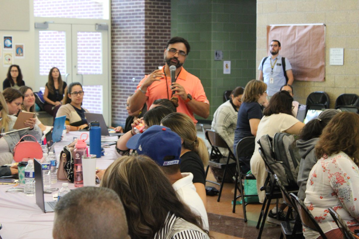 Over 100 passionate educators chose to participate in our very first Dual Language Academy!

The event covered an array of topics designed to empower our teachers and enhance their expertise in dual language education. From creating a dynamic classroom environment to implementing