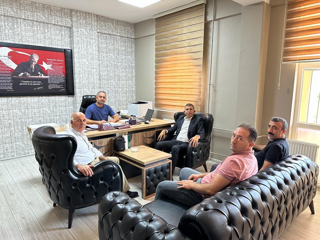 ebsdiyarbakir1's tweet photo. Şube Yönetimimiz ile beraber yeniden görevlendirme kapsamında Yenişehir İlçesi Küçük Melekler Anaokuluna  okul müdürü olarak atanan Mehmet Kara'ya hayırlı olsun ziyaretinde bulunduk. 
Müdürümüze  yeni görevinde başarılar dileriz. https://t.co/6U5wEk2jVH