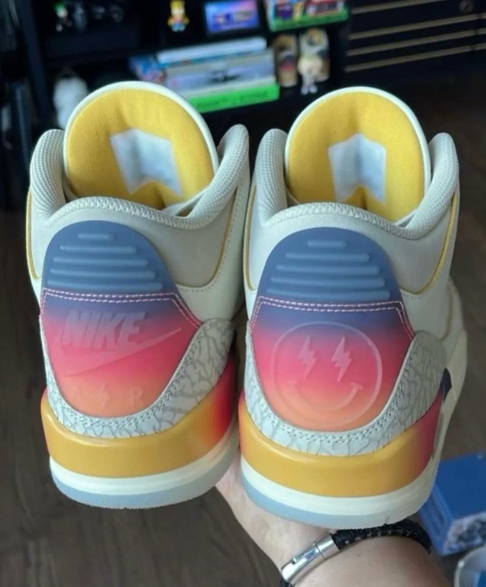 JustFreshKicks's tweet photo. Another Look at the J. Balvin x Air Jordan 3 "Medellín Sunset" 🌅 https://t.co/vbe85ZTecu https://t.co/SEsP6meCiU