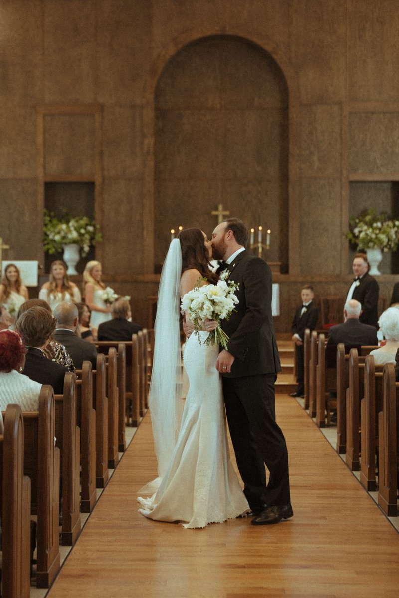 The Wallices ✨
capture by @sarahlawrencephotography 
.
.
.
.
.
#katelynpinnerstudio #spring #richardphotolab #contax645 #portra400  #dsinspiration  #floraldesign #weddinginspiration #dsfloral #chasinglight #thescoutguide #dscolor #webelieveinbeauty #flashesofd...